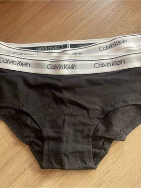 NWT Calvin Klein kids Black Logo Waistband Bikini Briefs 2 pack size 7/8 M